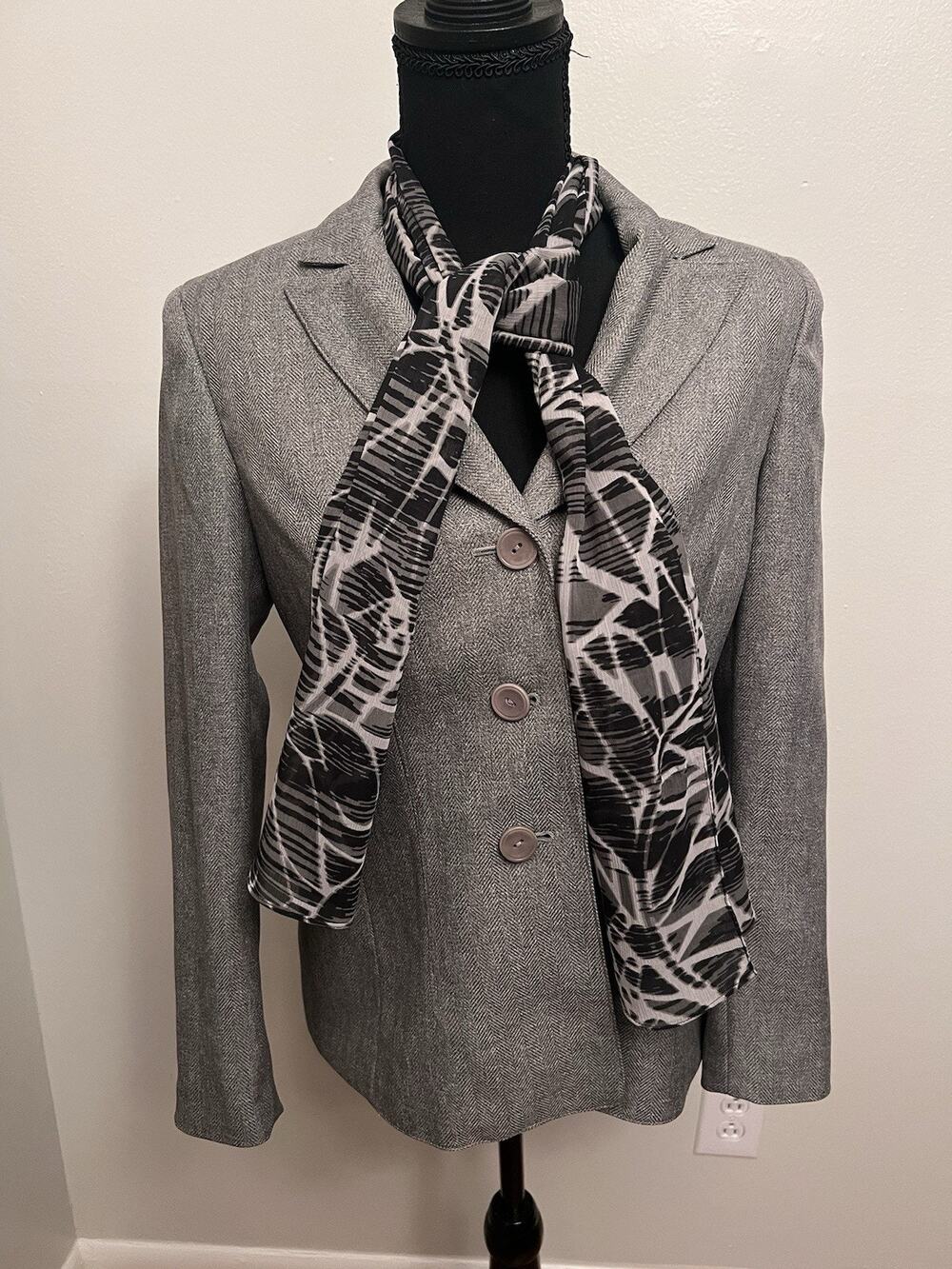 Le Suit Petite Gray Light Tweed Three Button Jacket With Lined Scarf Sz 6P